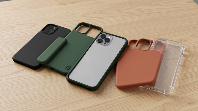 Smartphone entouré de plusieurs coques de protection aux styles et couleurs variés, présentées sur une table en bois clair.