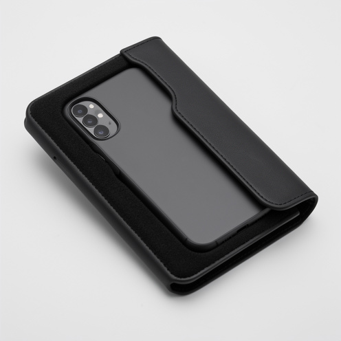 Étui folio noir ouvert protégeant un smartphone compact, avec intérieur doux, fermeture magnétique et découpes précises pour l’appareil photo et les boutons.